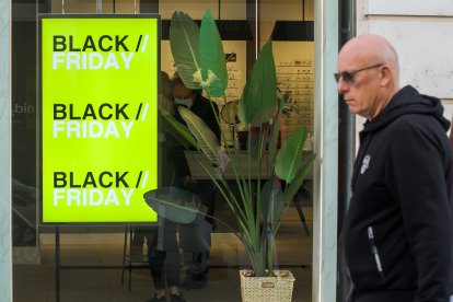 Hay establecimientos que arrancan con las ofertas del Black Friday desde el lunes de la semana del 25 de noviembre.TOMÁS ALONSO