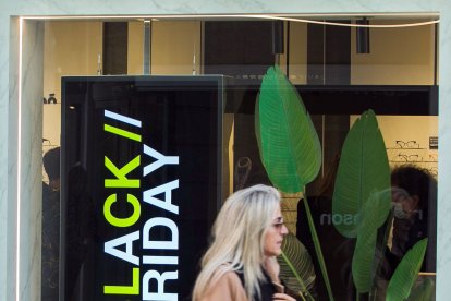 Hay establecimientos que arrancan con las ofertas del Black Friday desde el lunes de la semana del 25 de noviembre.TOMÁS ALONSO