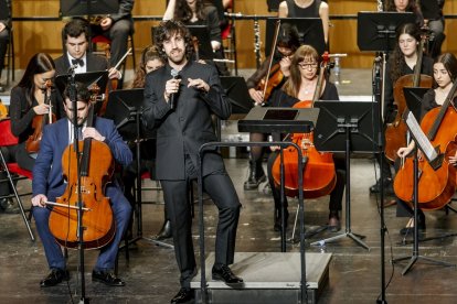 Pedro Bartolomé, director de la JOSBu, junto al violonchelista Miguel Díez. SANTI OTERO