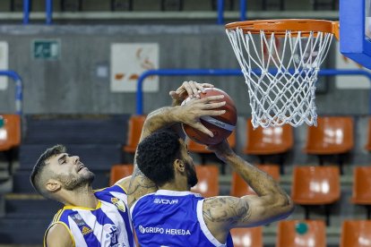 Van Zegeren sufre una falta personal. SANTI OTERO