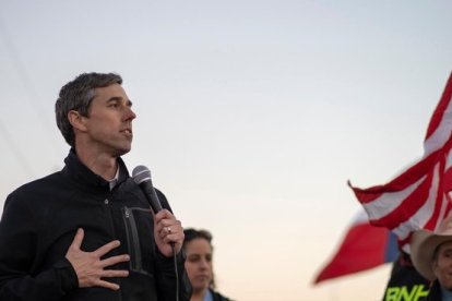 Beto O'Rourke se dirige a los asistentes a la marcha en El Paso.