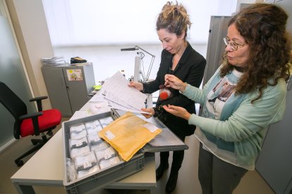 Marina Martínez de Pinillo y China Moreno muestran la entrega de todos los dientes de leche de los hijos de una mujer de Oviedo que llegaron por carta. TOMÁS ALONSO