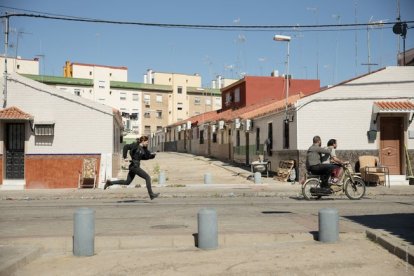 En una escena Ruth y Mario persiguen en paralelo a una Vespino.