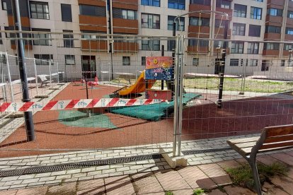 El parque infantil de la plaza de Diego de Leiva ha sido recientemente vallado para poder desarrollar las obras de mejora. J. G. L.