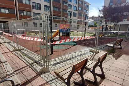 El parque infantil de la plaza de Diego de Leiva ha sido recientemente vallado para poder desarrollar las obras de mejora. J. G. L.