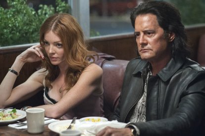 Darya (Nicole LaLiberte) y el agente Cooper (Kyle Maclachan) almuerzan en el Twede's Cafe