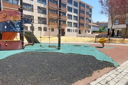 Detalle del caucho del parque infantil.