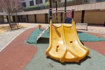 Los toboganes tienen agujeros y las zonas verdes adolecen de riego por lo que presentan esta descuidada imagen.