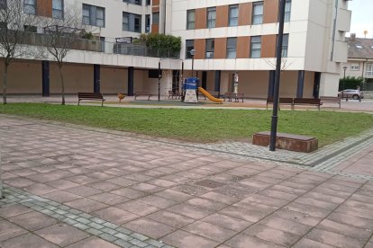 Vista general del parque infantil y de los jardines de la calle Diego de Leiva. ECB