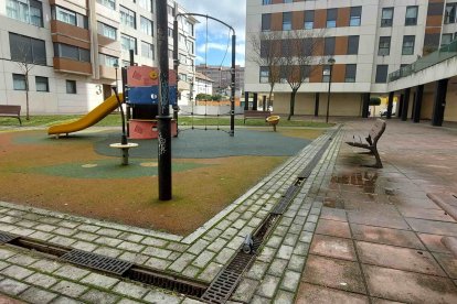 En primer plano se aprecia que aún resta por arreglar las rejillas del alcantarillado. ECB
