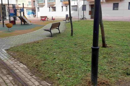 Vista general del parque infantil y de los jardines de la calle Diego de Leiva. ECB
