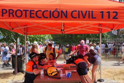 Voluntarios ponen pulseras identificativas. PROTECCIÓN CIVIL