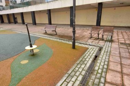En primer plano se aprecia que aún resta por arreglar las rejillas del alcantarillado. ECB