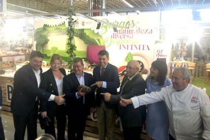 Brindis de las autoridades en el expositor de Burgos Alimenta en Alicante.