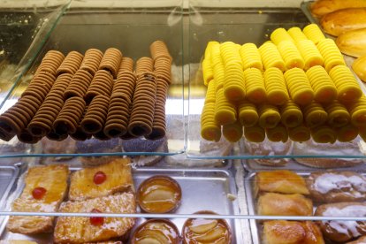 Algunas pastelerías tienen los buñuelos a 29,90€/kilo y no son de los más caros. Los obradores más selectos tienen a 32€/kilo los de trufa y los huesos de Santo salen por 36,50E/kilo. SANTI OTERO
