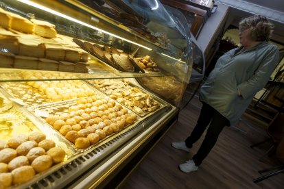 Algunas pastelerías tienen los buñuelos a 29,90€/kilo y no son de los más caros. Los obradores más selectos tienen a 32€/kilo los de trufa y los huesos de Santo salen por 36,50E/kilo. SANTI OTERO