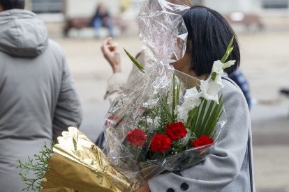 :Los centros medianos se venden desde 30 euros en los bajos del mercado norte por los vendedores ambulantes autorizados. SANTI OTERO