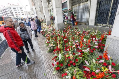 :Los centros medianos se venden desde 30 euros en los bajos del mercado norte por los vendedores ambulantes autorizados. SANTI OTERO