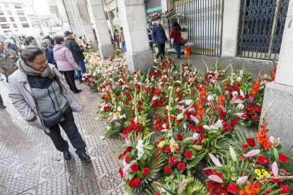 :Los centros medianos se venden desde 30 euros en los bajos del mercado norte por los vendedores ambulantes autorizados. SANTI OTERO