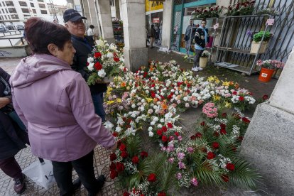 :Los centros medianos se venden desde 30 euros en los bajos del mercado norte por los vendedores ambulantes autorizados. SANTI OTERO