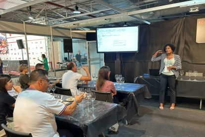 Los sumilleres Albanely Rosso y Álvaro González han sido los encargados de ofrecer la cata “Con los 5 sentidos”