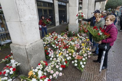 :Los centros medianos se venden desde 30 euros en los bajos del mercado norte por los vendedores ambulantes autorizados. SANTI OTERO