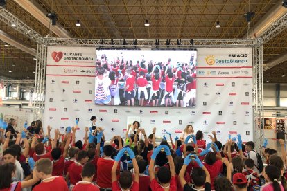 Gema Fernández, de la Asociación de Ganaderos de Carne de Potro Hispano Bretón de Burgos, ofrece a los más pequeños un taller de elaboración de hamburguesas.