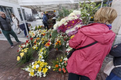 :Los centros medianos se venden desde 30 euros en los bajos del mercado norte por los vendedores ambulantes autorizados. SANTI OTERO