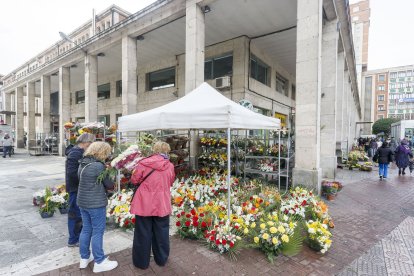 :Los centros medianos se venden desde 30 euros en los bajos del mercado norte por los vendedores ambulantes autorizados. SANTI OTERO