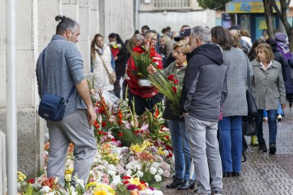:Los centros medianos se venden desde 30 euros en los bajos del mercado norte por los vendedores ambulantes autorizados. SANTI OTERO