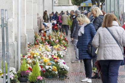 :Los centros medianos se venden desde 30 euros en los bajos del mercado norte por los vendedores ambulantes autorizados. SANTI OTERO