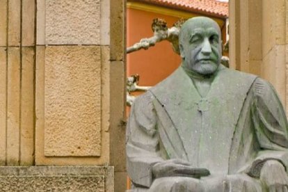 Aunque el monumento se construyó en 1929, coincidiendo con el fallecimiento del político, en el año 2000 unos vándalos desgarraron su nariz. El Ayuntamiento de Aranda de Duero se hizo cargo de la reconstrucción pero el resultado no fue el esperado y apenas se parece. “No solo es el color, que es distinto, también la forma”, solicita la familia.