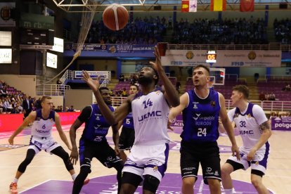 Norelia y Mahalbasic, dos de los mejores en la cancha del Pisuerga. J. M. LOSTAU