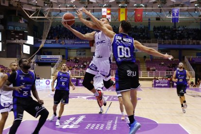 Rodrigo San Miguel no tuvo su noche ante el Real Valladolid. J. M. LOSTAU