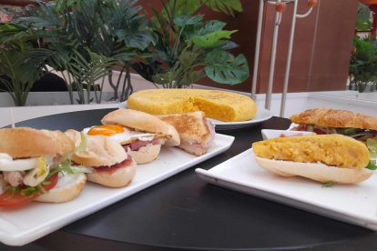 La tortilla es el plato estrella de la renovada cafetería Alisi.