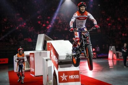 Toni Bou y uno de sus ayudantes celebran el título tras superar anoche, en Marsella, el último obstáculo.