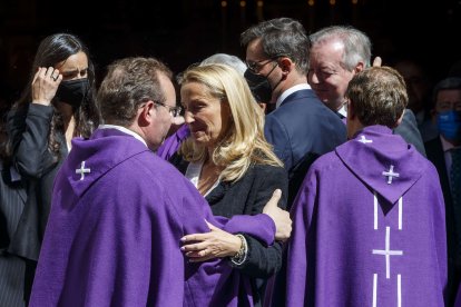 El abad de Silos, Lorenzo Maté, con María Helena la hija mayor de  José Antolín. FOTOS: © ECB / SANTI OTERO