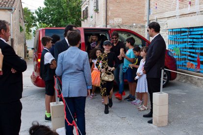Los protagonistas llegaron en una furgoneta entre aplausos y confeti. IVÁN CORTÁZAR