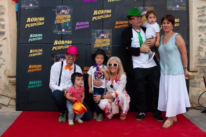 Nadie se quiso perder el estreno en Fuentebureba y pasar por el 'photocall'. IVÁN CORTÁZAR