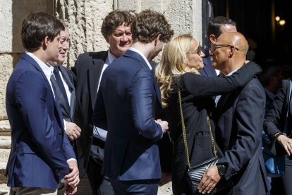 María Helena Antolín saluda al exalcalde de Burgos Ángel Olivares. FOTOS: © ECB / SANTI OTERO