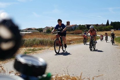 Secuencia con bicicletas camino de la fuente de la Mayor. ECB
