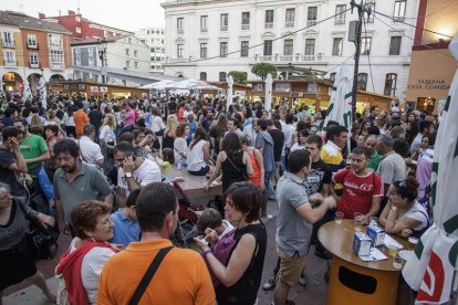 La feria de tapas sigue siendo uno de los referentes del programa de los Sampedros Foto: Israel L. Murillo