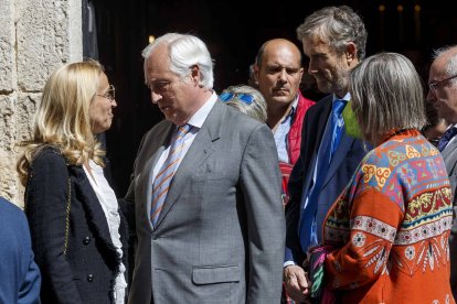 María Helena Antolín conversa con el presidente del Tribunal Superior de Castilla y León, José Luis Concepción. FOTOS: © ECB / SANTI OTERO