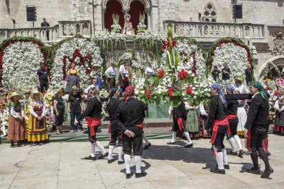 Ofrenda floral a Santa María la Mayor Foto: Santi Otero