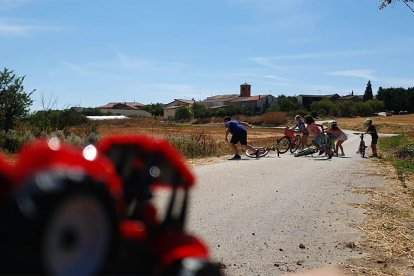 Tractores y bicicletas en una secuencia del acción del filme. ECB