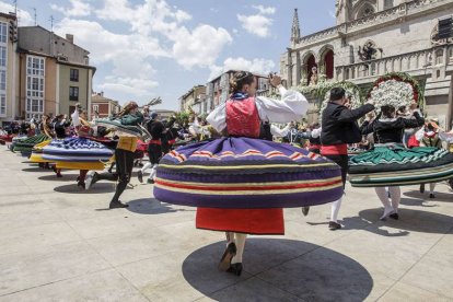 Bailes ante Santa María la Mayor, patrona de la ciudad Foto: Santi Otero