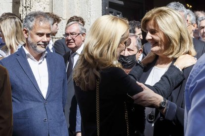 Fátima Báñez saluda a María Helena Antolín. FOTOS: © ECB / SANTI OTERO