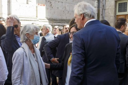 Colette Granet, la esposa del fallecido José Antolín a las puertas de la parroquia de San Lorenzo. FOTOS: © ECB / SANTI OTERO