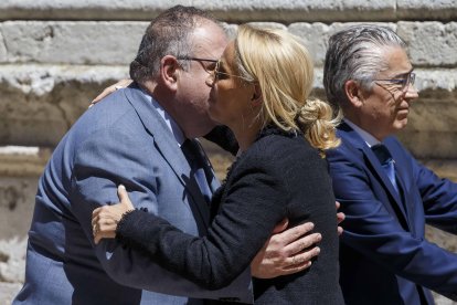 El consejero de Sanidad, Alejandro Vázquez, da el pésame a María Helena Antolín. FOTOS: © ECB / SANTI OTERO