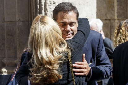 María Helena Antolín se abraza con Luis Alfonso de Borbón. FOTOS: © ECB / SANTI OTERO